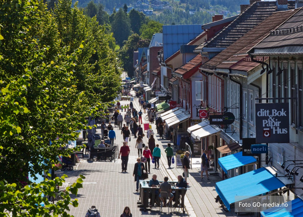 Gågata i Lillehammer dull av mennesker