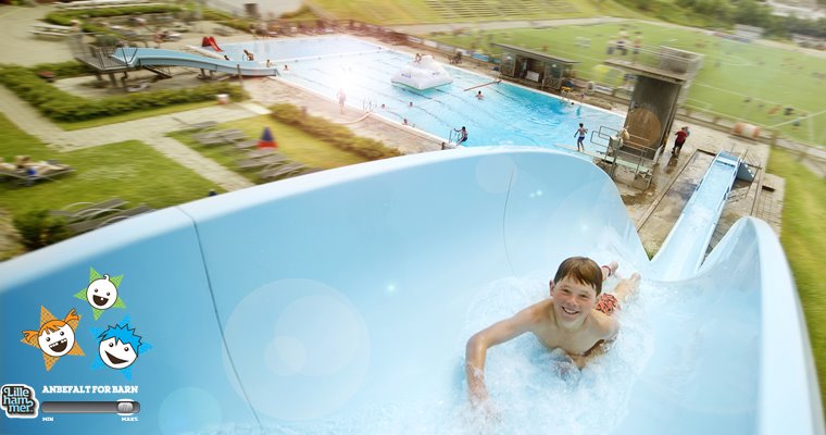 Gutt som kjører vannsklie på Jorekstad Fritidsbad ved Lillehammer