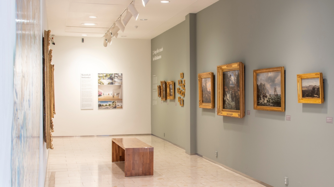 En sal med utstilling av bilder i Lillehammer Kunstmuseum