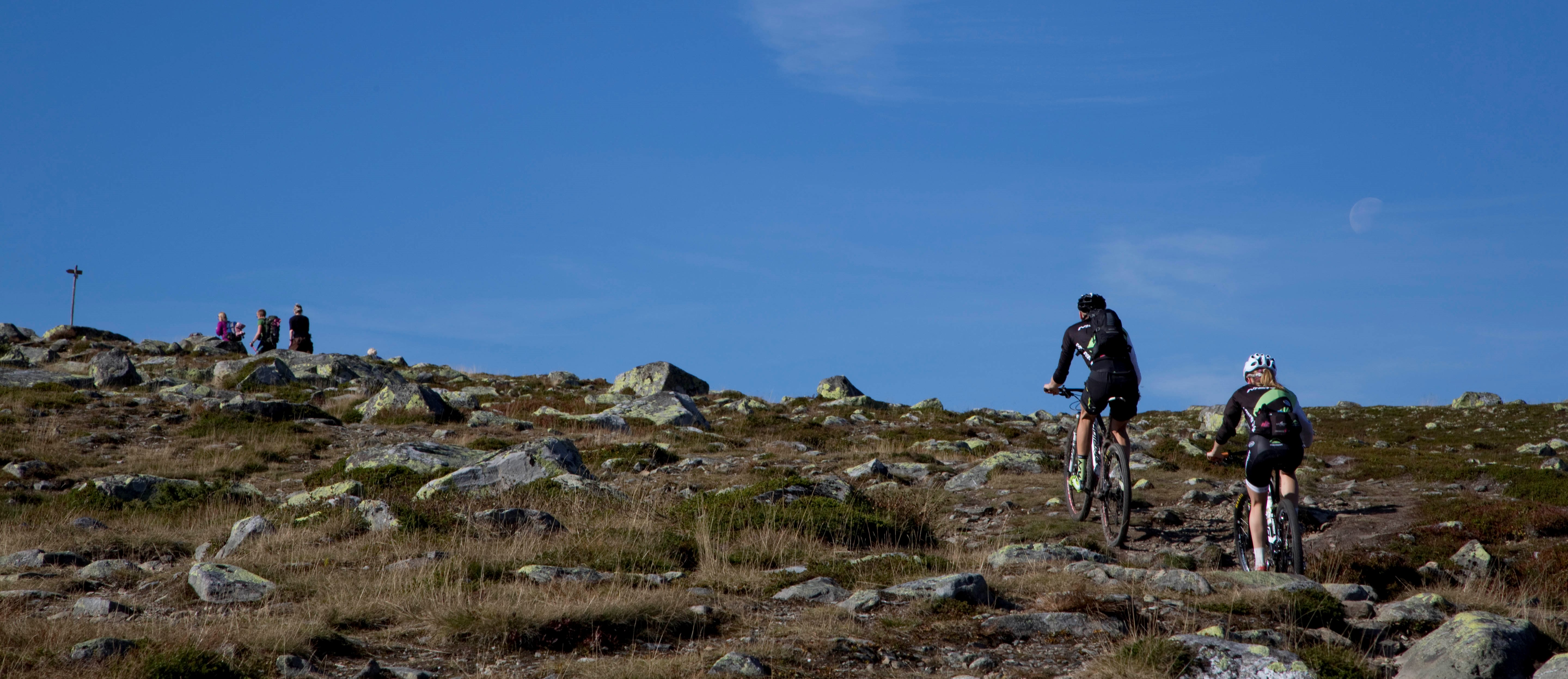 2 personer som sykler på Nevelfjell