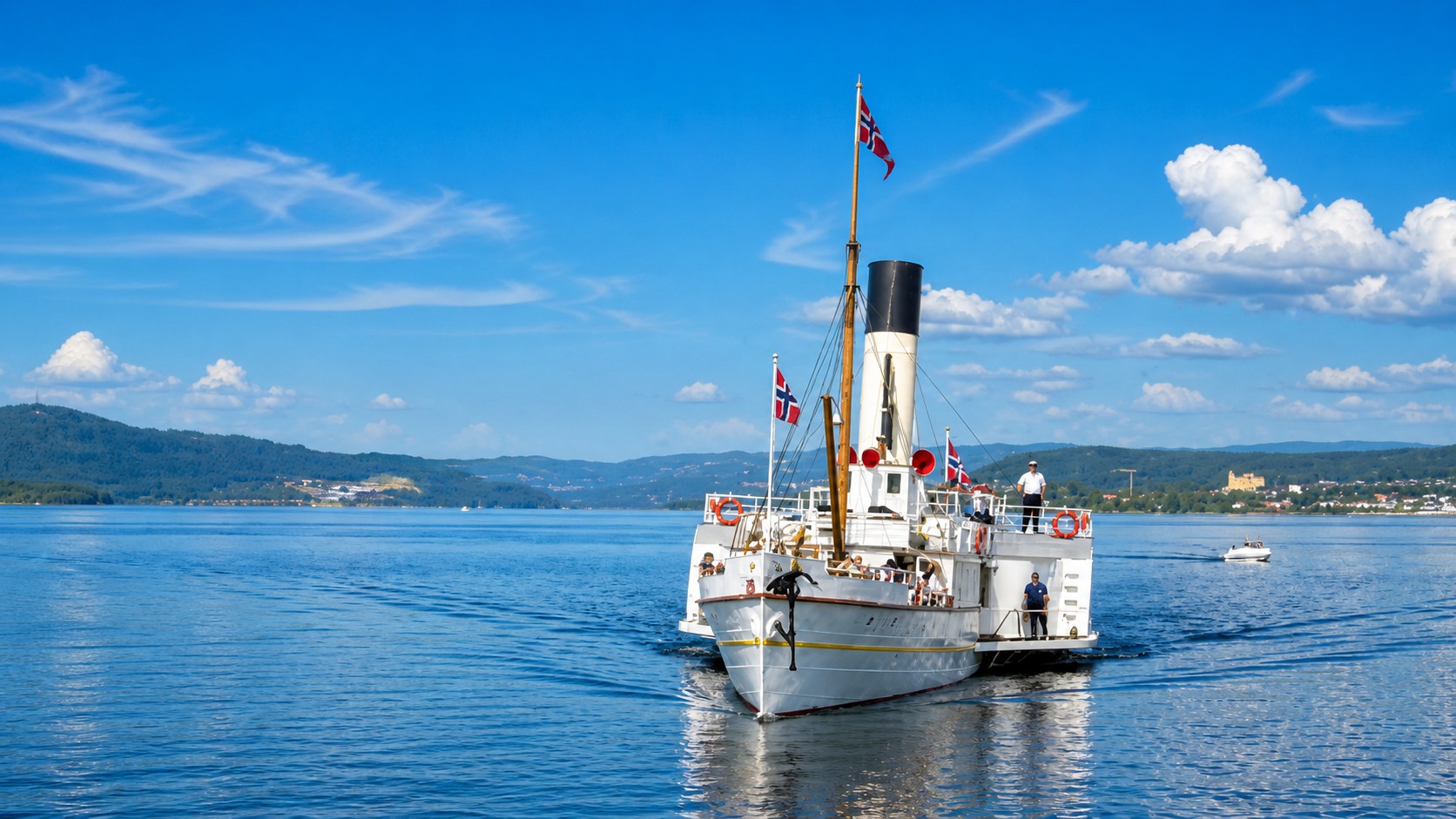 Hjuldamperen Skibladner på Mjøsa en fin sommerdag