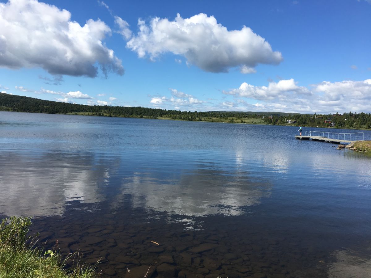 person som fisker fra en brygge ved et fjellvann på Nordseter