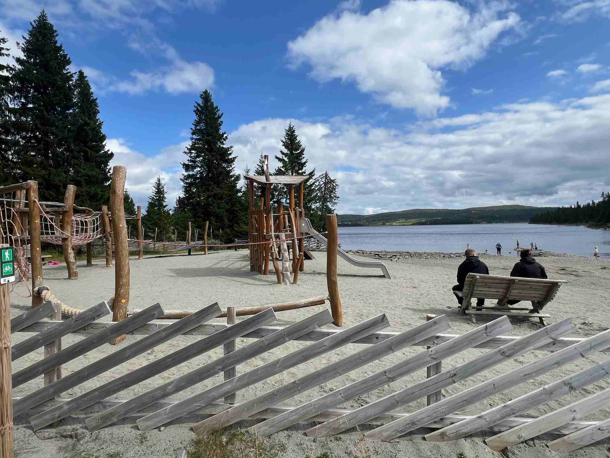 Lekeplass og badeplass ved Sjusjøvannet nær Nordseter