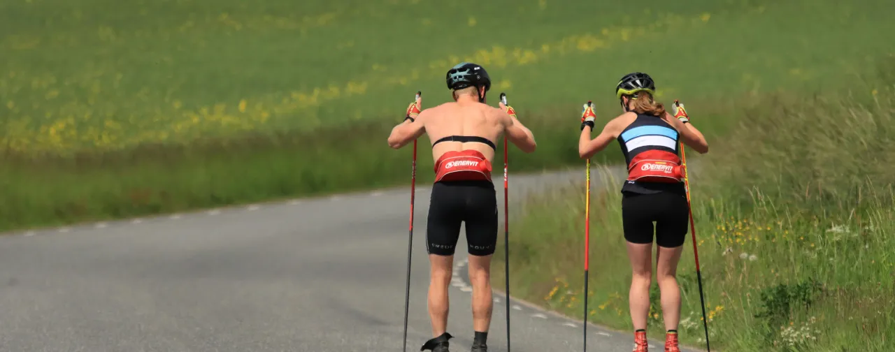 To personer trenger på rulleski