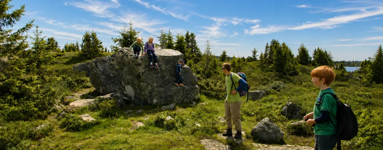 Familie på tur i fjellandskap på Nordseter ved Lillehammer under blå himmel