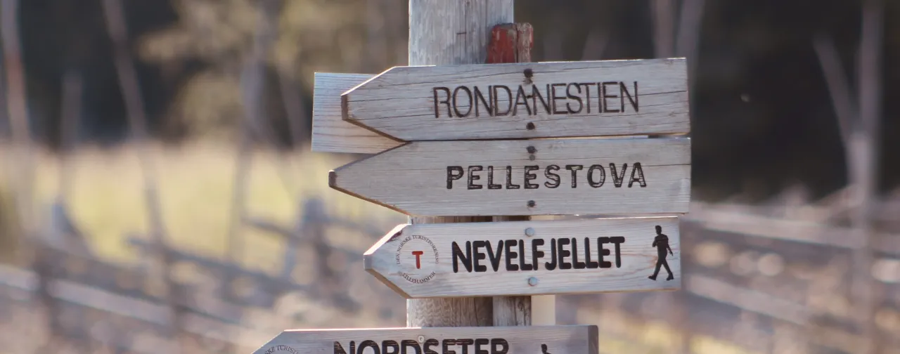 skilt som viser retninger på turstier på Nordseter