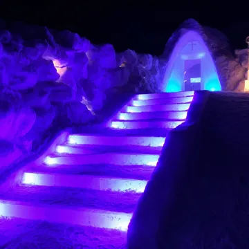 iskapell med lilla lys i Hunderfossen Vinterpark