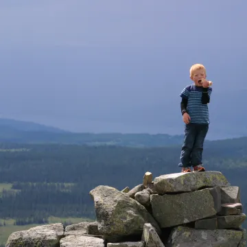 Barn som spiser pølse og lompe på toppen av Nevelfjell på Nordseter