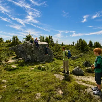 Familie på tur i fjellandskap på Nordseter ved Lillehammer under blå himmel