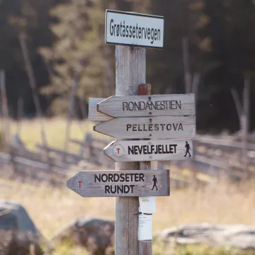 skilt som viser retninger på turstier på Nordseter