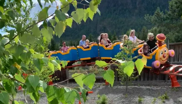 Familier som kjører Berg og Dalbane i Lilleputthammer