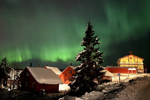 Lillehammer Fjellstue på Nordseter med nordlyset over himmelen