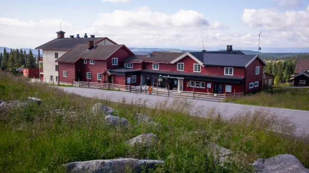 en bygning med gjerde og gress