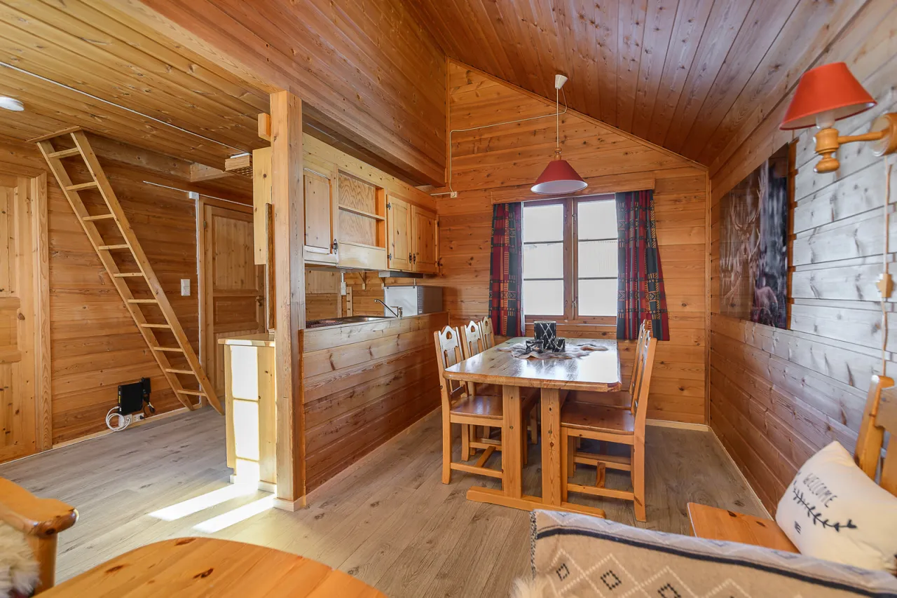 Spisestue og kjøkken i en utleiehytte hos Lillehammer Fjellstue på Nordseter