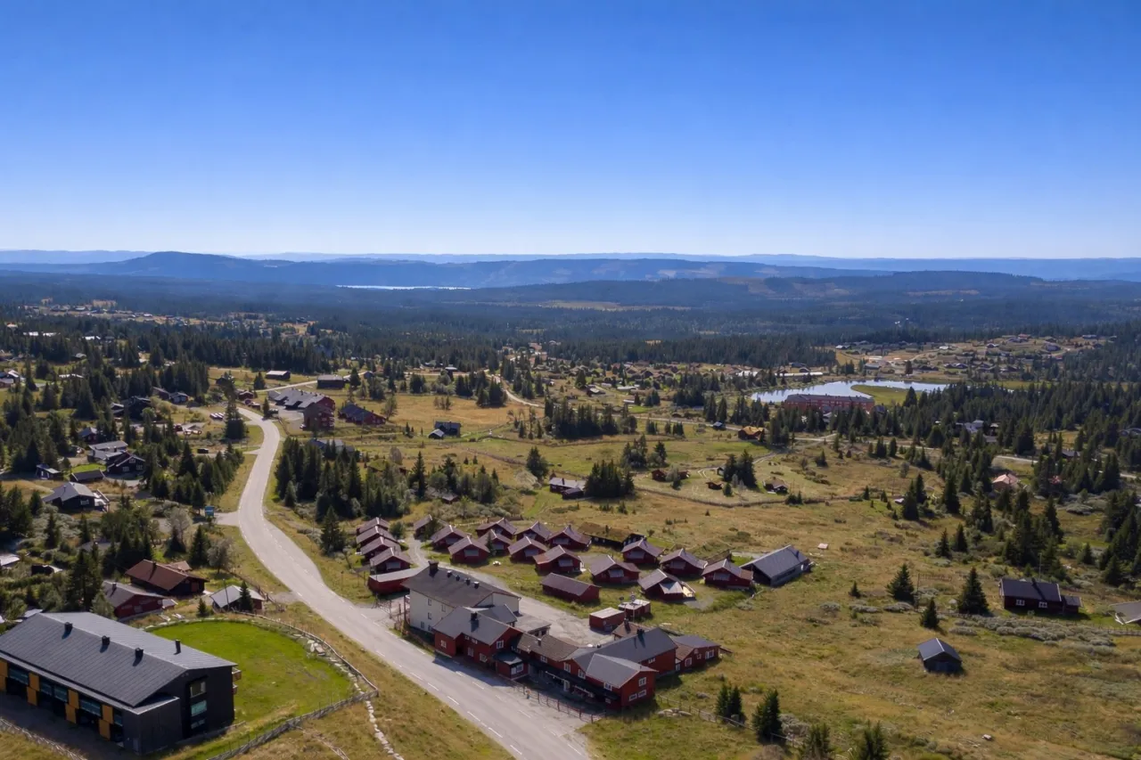  Røde fjellhytter og Lillehammer Fjellstue med skog og fjell rundt