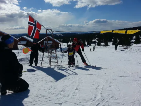 Barn so leker i akebakken på Lillehammer Fjellstue
