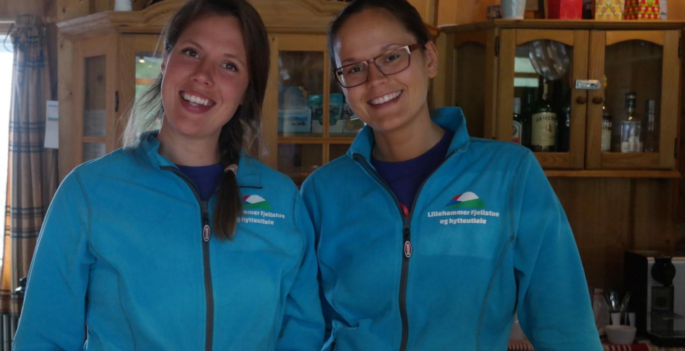 Bildet viser glade medarbeidere som ønsker deg velkommen til Lillehammer Fjellstue